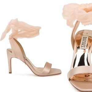 NEVER WORN!! Badgley Mischka Joylyn Sandal (Seashell Pink Satin)